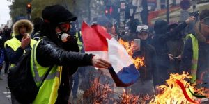 سوزاندن پرچم فرانسه و حمایت از پوتین در تظاهرات مردم مالی