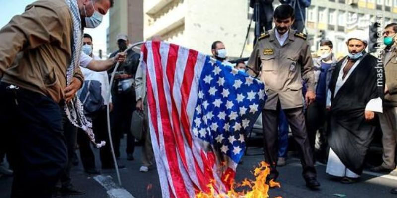 خشم عراقی ها ادامه دارد ؛ از آتش زدن پرچم